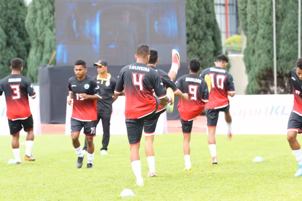 Cầu thủ Timor Leste khởi động. Ảnh: Đức Đồng.