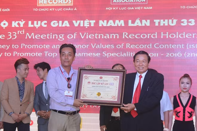 Đạo diễn Nguyễn Đức Long được Trung tâm kỷ lục Việt Nam xác lập kỷ lục lần thứ 3 cho phim tư liệu lịch sử nhiều tập nhất.