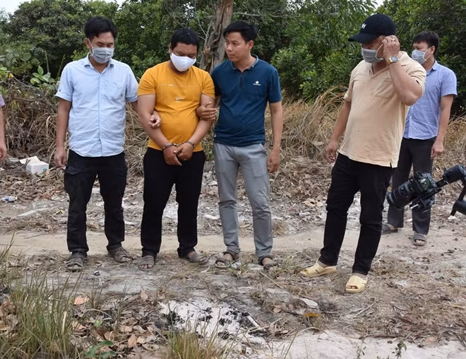 Nguyễn Thanh Tâm (bị còng tay) được đưa đến điểm đốt túi xách.
