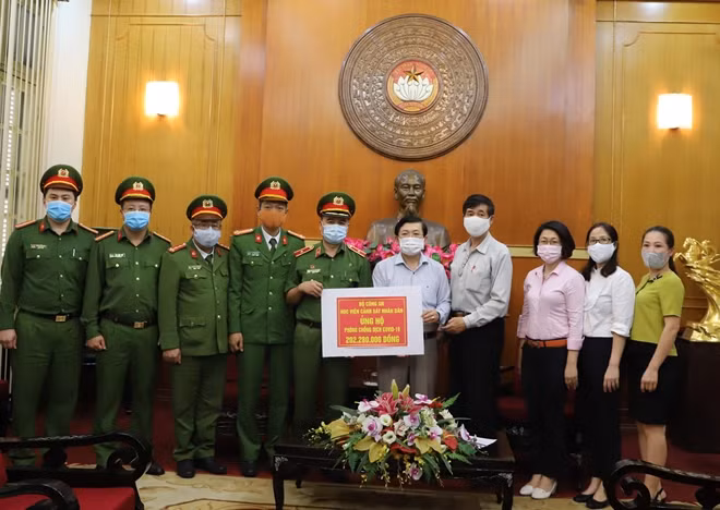 Phó Chủ tịch UBT Ư MTTQ Việt Nam Nguyễn Hữu Dũng tiếp nhận ủng hộ từ Học viện Cảnh sát nhân dân .