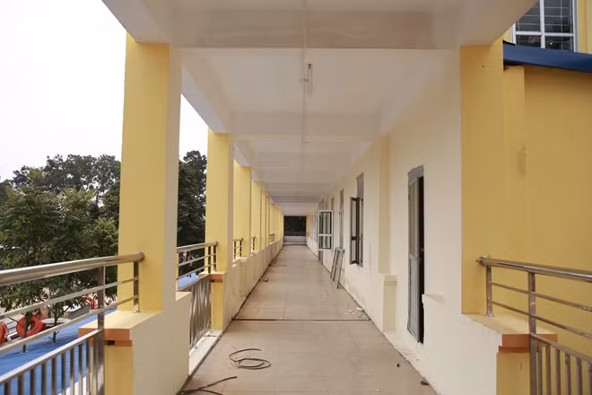 Các công nhân nhanh chóng cải tạo một cơ sở cũ của Bệnh viện Đa khoa Mê Linh đã bỏ không sử dụng từ giữa năm 2018 thành một địa điểm cách ly gần như hoàn chỉnh.