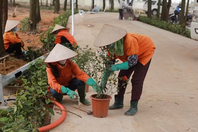 Để đảm bảo Bệnh viện dã chiến Mê Linh được cách ly tối đa, Chủ tịch UBND Hà Nội Nguyễn Đức Chung yêu cầu rác thải, nước thải phải được xử lý nghiêm ngặt. Với y bác sĩ làm việc tại đây, sau khi bệnh nhân nhiễm COVID-19 cuối cùng ra viện, dù kết quả xét nghiệm âm tính thì vẫn phải cách ly 14 ngày theo quy định.