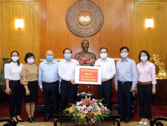 Chủ tịch UBTƯ MTTQ Việt Nam Trần Thanh Mẫn tiếp nhận ủng hộ từ Bộ trưởng Bộ Nội vụ Lê Vĩnh Tân .