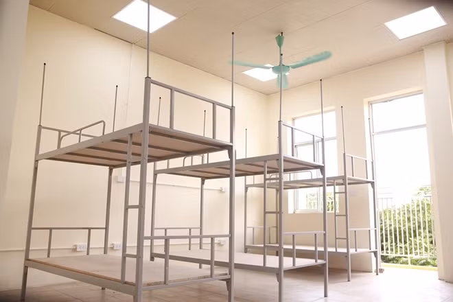 Cơ sở cách ly mới có sức chứa 200 gường bệnh. Đây sẽ là khu cách ly mới giúp Hà Nội có thêm nguồn lực trong cuộc chiến với dịch COVID-19.