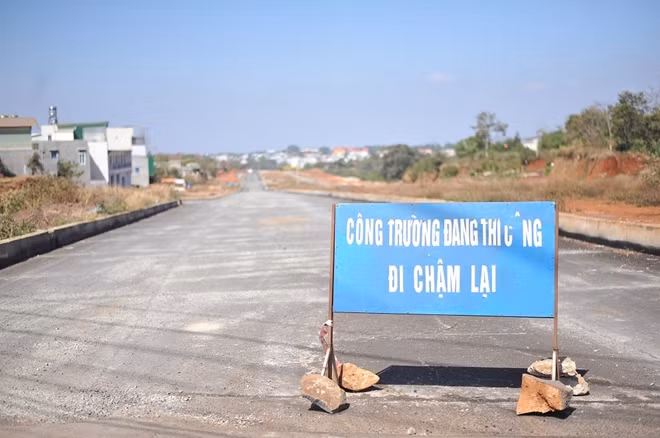 Nhiều đoạn đường trên Đại lộ Đông - Tây vẫn đang thi công ngổn ngang, chưa biết khi nào hoàn thành.