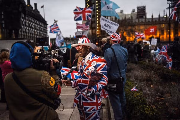 Những người ủng hộ Brexit ăn mừng sự kiện Anh chính thức rời Liên minh châu Âu.
