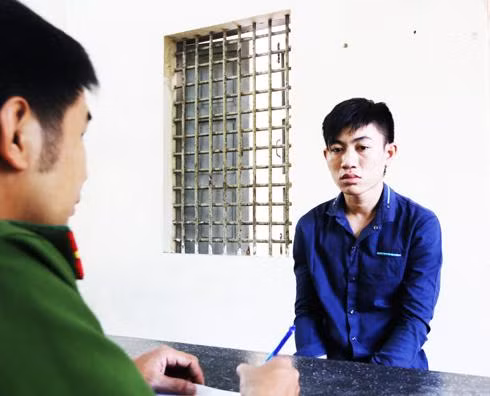 Công an xã Diên Thọ lấy lời khai một đối tượng trộm cắp.
