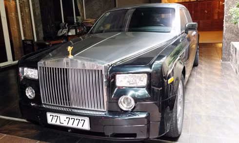 Nổi đình đám tại Việt Nam với tư cách là chiếc Rolls-Royce chính hãng đầu tiên, Phantom của nữ đại gia Dương Bạch Diệp đeo biển Bình Định 7777. Nổi đình đám tại Việt Nam với tư cách là chiếc Rolls-Royce chính hãng đầu tiên, Phantom của nữ đại gia Dương Bạch Diệp đeo biển Bình Định 7777.