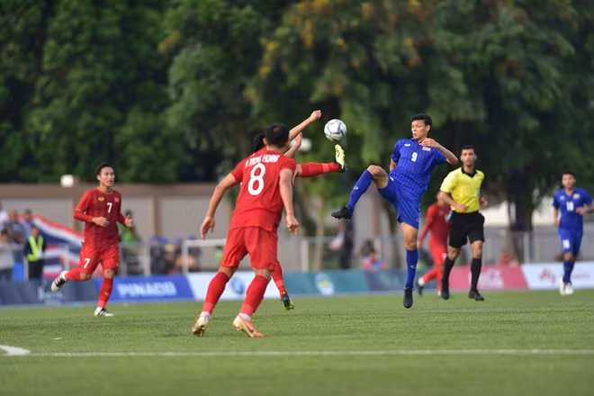 U22 Việt Nam đã thể hiện bản lĩnh tuyệt vời trong trận gặp U22 Thái Lan. Người hâm mộ nước nhà kỳ vọng bản lĩnh đó sẽ giúp thày trò ông Park "giải mã" được hiện tượng U22 Campuchia trong trận đấu hôm nay. Ảnh: CTV từ Philippines.