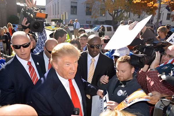 Vệ sỹ luôn theo sát ông Donald Trump.