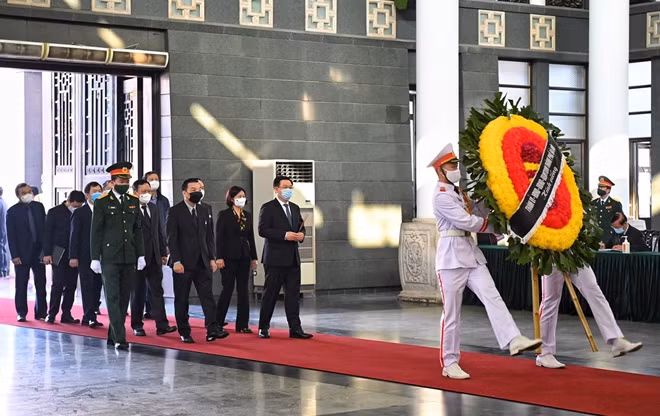 Đoàn đại biểu Hà Nội do đồng chí Vương Đình Huệ, Ủy viên Bộ Chính trị, Bí thư Thành ủy Hà Nội dẫn đầu, vào viếng đồng chí Trương Vĩnh Trọng. Ảnh: VGP.