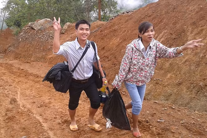 Thầy Thành và đồng nghiệp lặn lội đến các bản làng vận động học sinh trở lại lớp sau kỳ nghỉ Tết Nguyên đán.