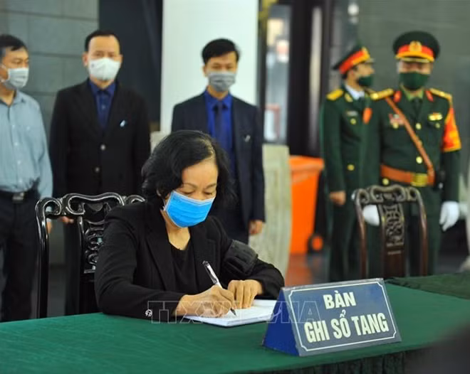 Đồng chí Trương Thị Mai, Ủy viên Bộ Chính trị, Trưởng Ban Dân vận Trung ương ghi sổ tang tại lễ viếng đồng chí Trương Vĩnh Trọng tại Hà Nội.