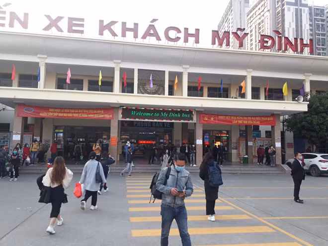 Khách ra vào bến đều phải đeo khẩu trang.