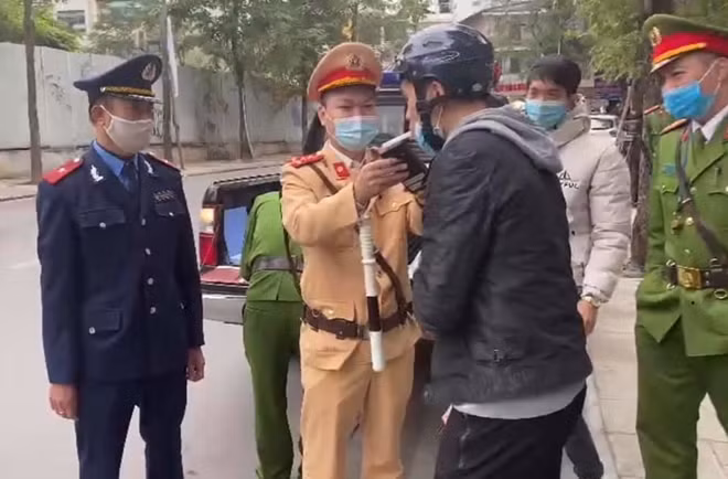 CSGT Hà Nội kiểm tra nồng độ cồn của một người dân tham gia giao thông.