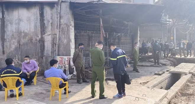 Công an Bắc Giang khám nghiệm hiện trường vụ cháy.