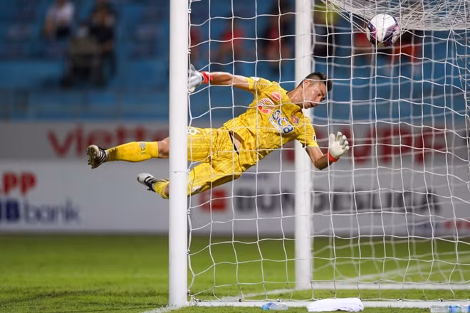 Và khi hàng công không thể tạo đủ sức ép lên khung thành Viettel thì Sài Gòn FC tất yếu sẽ bị đối thủ với sức mạnh vượt trội nhanh chóng "đè bẹp".