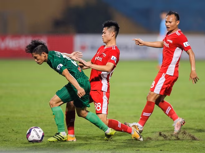 Tối 3/4, Viettel (áo đỏ) tiếp đón Sài Gòn FC trên sân nhà Hàng Đẫy trong trận đấu thuộc vòng 7 V.league 2021.