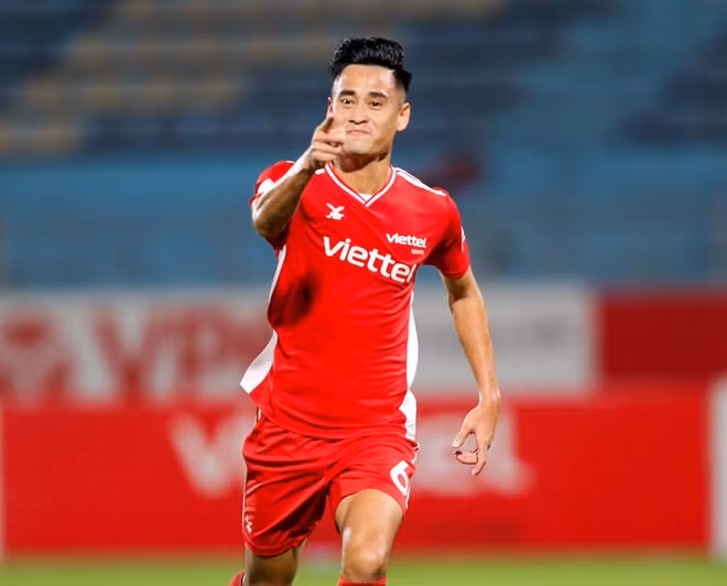 Sau một vài cơ hội bị bỏ lỡ, Viettel cũng có được bàn mở tỷ số nhờ công Vũ Minh Tuấn ở phút 31.