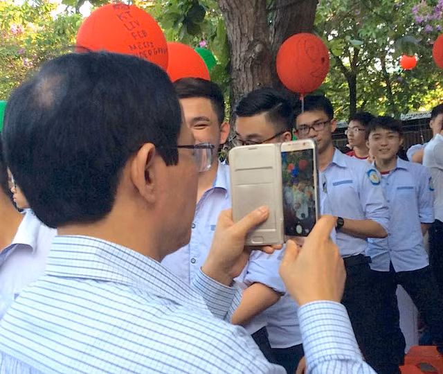 Các thầy cô cũng kịp ghi lại những khoảnh khắc các em chia tay.