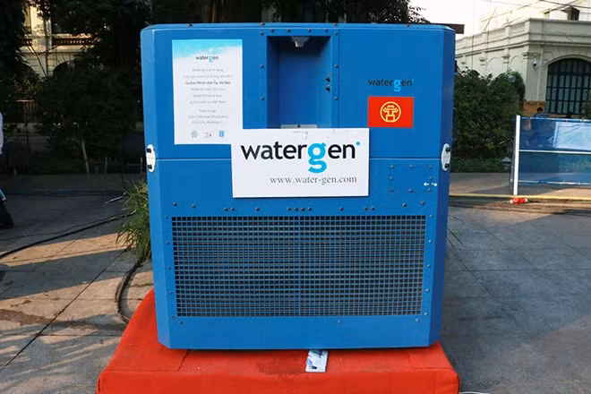 Chiếc máy tạo nước của Israel được lắp đặt tại khu vực tượng đài Lý Thái Tổ, Hà Nội.