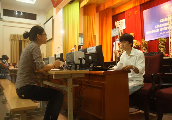 Thí sinh nộp hồ sơ xét tuyển đại học, cao đẳng năm 2016. (Ảnh minh họa) Thí sinh nộp hồ sơ xét tuyển đại học, cao đẳng năm 2016. (Ảnh minh họa)