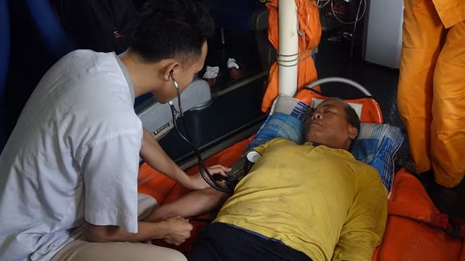 Các thành viên tàu SAR 412 đang cấp cứu ông Nguyễn Văn Dàng.