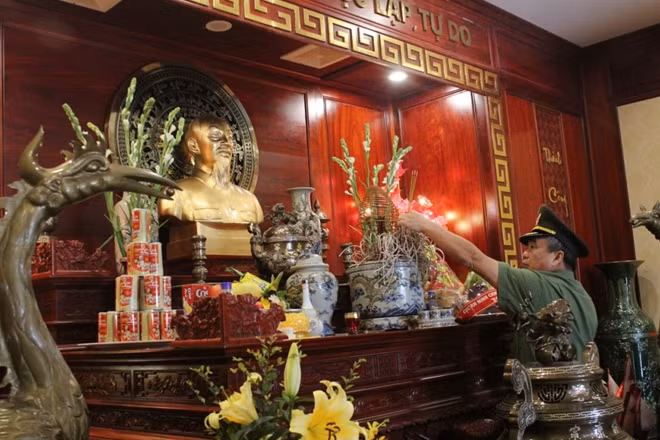 Thiếu tướng Lê Vân dâng hương tưởng nhớ Chủ tịch Hồ Chí Minh tại Khu lưu niệm.