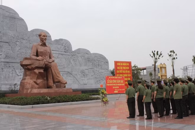 Đoàn dâng hương, dâng hoa trước tượng đài Bác Hồ tại Khu lưu niệm Sáu điều Bác Hồ dạy