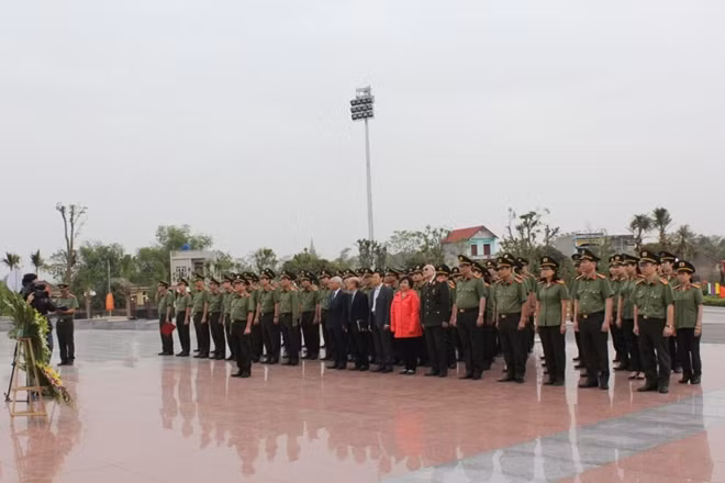 Đoàn dâng hương, dâng hoa trước tượng đài Bác Hồ tại Khu lưu niệm Sáu điều Bác Hồ dạy