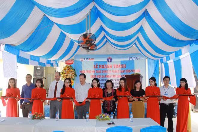 Các đại biểu cắt băng khánh thành Khoa phục hồi chức năng và phòng hoạt động trị liệu