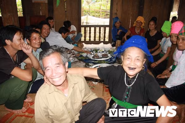 Vợ chồng bà Ương và các con. Ảnh: VTC News.