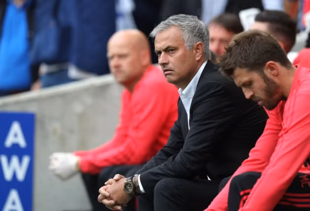 Mourinho buồn bã trong khủng hoảng của chính ông. Mourinho buồn bã trong khủng hoảng của chính ông.