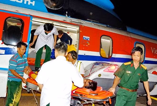 Trực thăng EC 225 mang số hiệu 618 đưa bệnh nhân Phạm Hữu Cường về đến sân bay Tân Sơn Nhất.