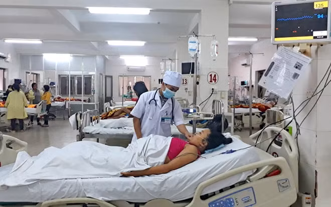 Sản phụ Nguyễn Thị Diễm Hằng điều trị tại Khoa hồi sức tích cực - chống độc ở Bệnh viện đa khoa Phú Yên. Ảnh : LÂM VY