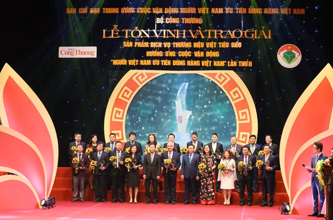 Phó thủ tướng Vương Đình Huệ và Bộ trưởng Bộ Công thương Trần Tuấn Anh trao giải cho các DN nằm trong "Top 10 sản phẩm thương hiệu Việt xuất sắc".