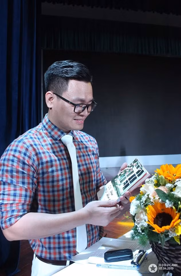 Cứ gần đến mùa thi, thầy Đức Anh lại dành buổi tối livestream các bài học để hướng dẫn học trò mọi miền ôn thi.