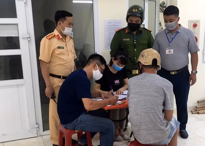 Công an quận Hồng Bàng kiên quyết xử lý đối với các trường hợp không chấp hành đeo khẩu trang nơi công cộng .