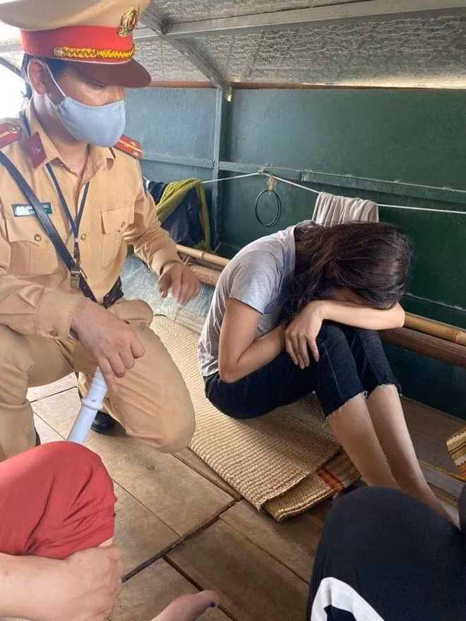 Sau khi được cứu, cô gái đồng ý về cùng gia đình và bày tỏ sự hối tiếc.