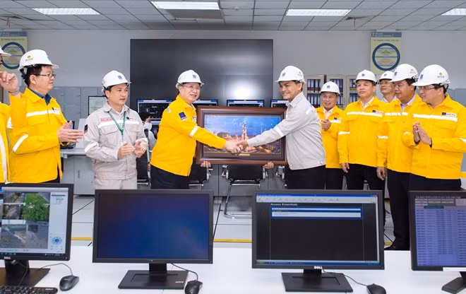 PVCFC tặng ảnh lưu niệm cho đồng chí Trần Quốc Vượng.