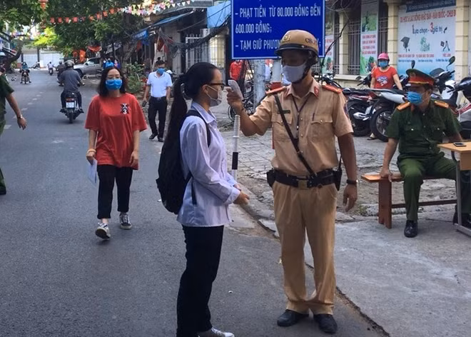 Đội CSGT-TT Công an quận Hồng Bàng kiểm tra thực hiện việc sát khuẩn và kiểm tra thân nhiệt thí sinh ngay từ công trường.