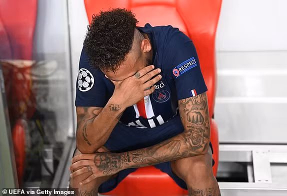 Chân sút đắt giá nhất hành tinh hoàn toàn bất lực trước khung thành Neuer khiến PSG vuột mất cơ hội giành chức vô địch Champions League đầu tiên trong lịch sử.