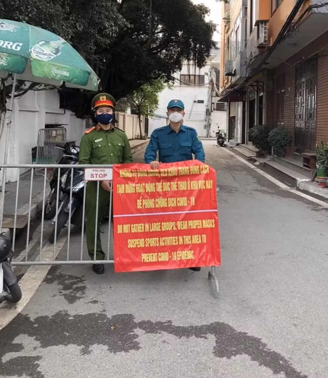 Các thông báo về dịch COVID-19 được sử dụng cả tiếng Việt và tiếng Anh.