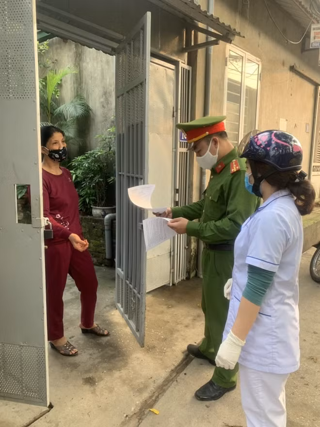 Công an phường Quảng An phối hợp với cán bộ y tế tuyên truyền người dân phòng, chống dịch COVID-19.
