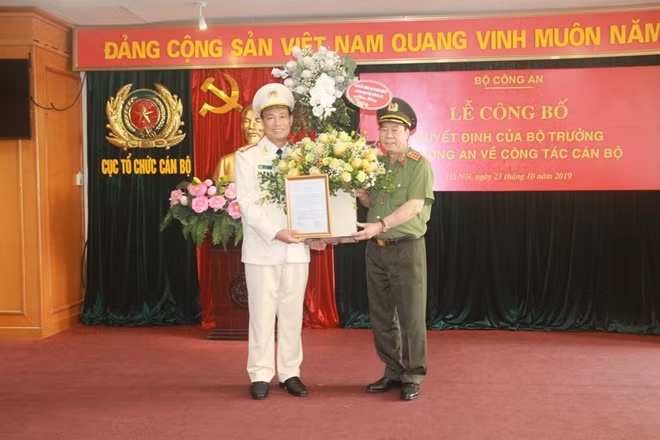 Thứ trưởng Bùi Văn Nam trao Quyết định bổ nhiệm Cục trưởng Cục Tổ chức cán bộ cho Đại tá Lê Tấn Tới.