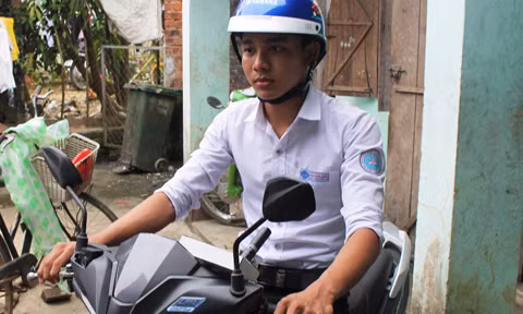 Chiếc xe máy của ba được Sỹ thử nghiệm đầu tiên và rất thành công. Chiếc xe máy của ba được Sỹ thử nghiệm đầu tiên và rất thành công.