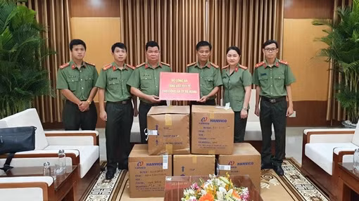 Bộ Công an trao trang thiết bị phòng chống dịch COVID-19 cho Công an TP Đà Nẵng