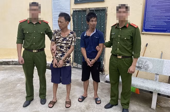 Đối tượng Nguyễn Văn Sơn (áo đen)và Lê Văn Tuyền