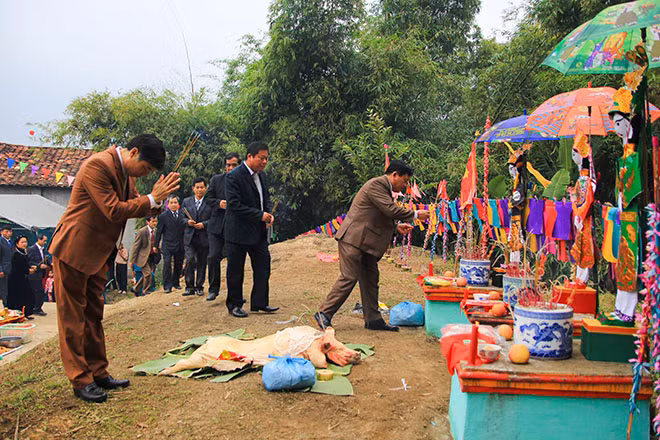 Thầy mo, đội sư tử và các vị đại biểu cùng người dân làm lễ cúng ba vị thần, thần Nông, Nàng Tiên, thần Hoàng Trùng