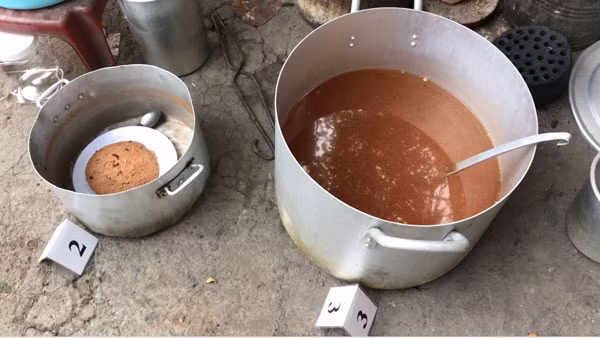 Nồi nước lèo nghi bị bà Điệp bỏ thuốc chuột vào suýt hại nhiều người.